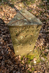 Adlerstein, Dreimärker Grenzstein im Odenwald mit doppelkopf Reichsadler und kaiserlichem...