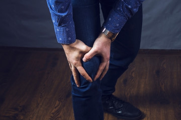 Fototapeta premium holds a sore knee