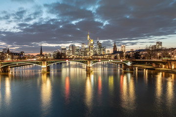 Sonnenuntergang über Frankfurt Skyline, Spiegelung im Wasser