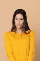 Obraz premium Attractive young girl wearing a yellow T-shirt