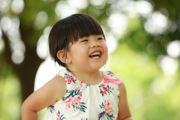 遊ぶ女の子