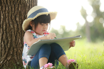 絵を描く女の子