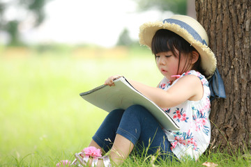 絵を描く女の子
