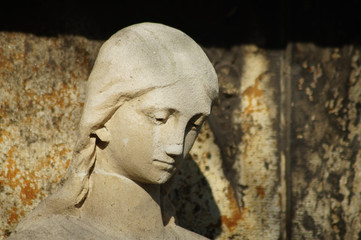 Weibliche Skulptur auf dem Altstadtfriedhof von Mülheim an der Ruhr