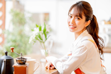 エプロン姿の女性