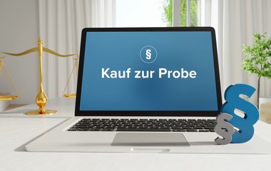 Kauf zur Probe – Recht, Gesetz, Internet. Laptop im Büro mit Begriff auf dem Monitor. Paragraf und Waage.