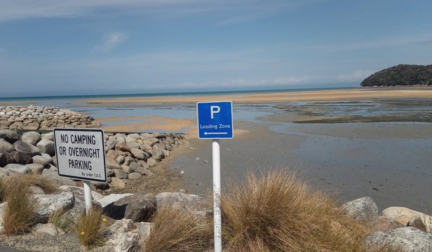 Ebbe in der Bucht von Marahau