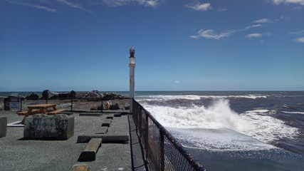 Wellen  am Hafen von Greymouth