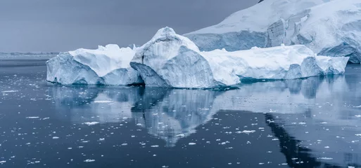 Poster Ijsberg in de zee van Antarctica. Port Lockroy. © nickolya