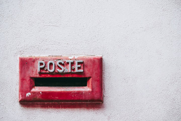 Ancienne boite postale en métal rouge avec inscription poste