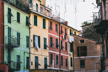 Ruelle de Manarola avec maisons colorées, village typique des Cinque Terre, Italie