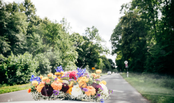 Blumenschmuck f&uuml;r Brautauto