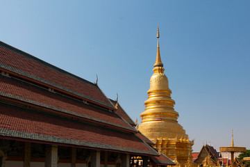 Naklejka premium Beautiful Golden Pagoda in a Temple in Northern Thailand. Golden Pagoda background at the beautiful temple.