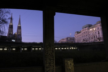 Das Wiener Schottentor am Abend © Norbert