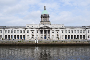 Fototapeta premium Fachada de la Custom House en Dublin vista de frente en un día despejado