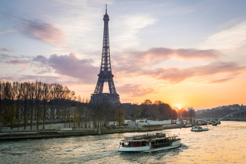 Fototapeta na wymiar Paris, Sunset over Seine river ans Eiffel Tower