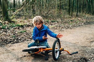 Junge mit seinem Fahrrad im Wald 3