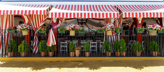 Fototapeta premium Panoramiczny widok na pięknie udekorowany „namiot targowy” Caseta na targach kwietniowych ((Feria de Abril), targi w Sewilli (Feria de Sevilla), Andaluzja, Hiszpania