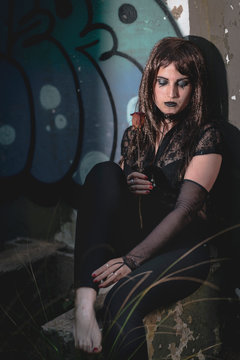 chica vestida de negro con el bate de The Walking Dead, en un descampado y diferentes poses para transmitir diferentes sensaciones y/o emociones.