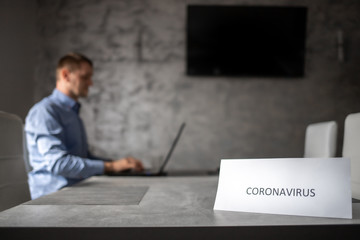 Fototapeta Pracownik biurowy na pracy zdalnej przez pandemie Coronavirus obraz