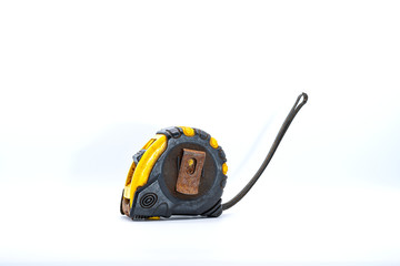 Naklejka premium Yellow tape measure That has been used for a long time until rusting White background and isolated