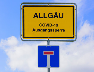 Ausgangssperre wegen Coronavirus steht auf Ortsschild fürs Allgäu