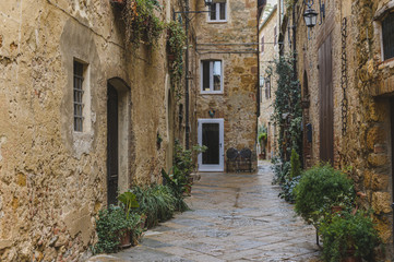 Plakat Walk on a rainy day through the streets of the beautiful town, Pienza, Tuscany