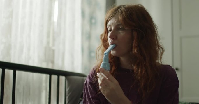 Chora ruda kobieta robi nebulizację 