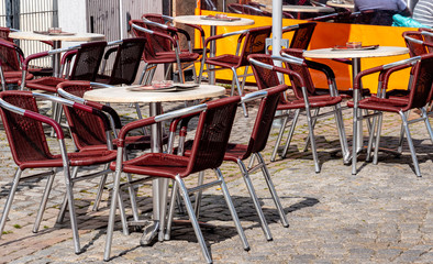 leere Cafes in der Stadt wegen Coronavirus