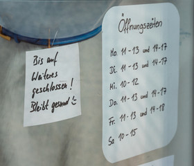 Schild Notiz geschlossen wegen Coronavirus