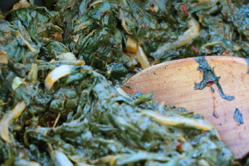 Spinat, gebackener Spinat, Spinatbraten, Spinatgericht, Eisentank-Spinat, Eisenvorrat, Eisen, gesundes Essen, gekochtes Essen, gekochtes Gemüse, Vegetarier