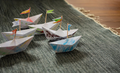 Von Kindern gebastelte und bemalte Papierschiffe