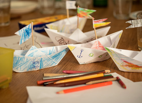 Von Kindern gebastelte und bemalte Papierschiffe