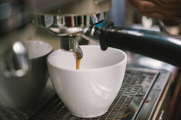 Kaffee Läuft in eine Tasse