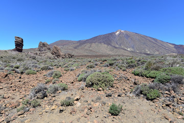 Pico del Teide con la famosa formazione rocciosa di Roque Cinchado, Tenerife, Isole Canarie, Spagna