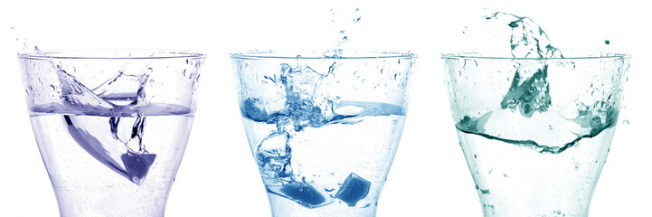 Fotoserie drei mit Wasser gefüllter Glasvasen mit von eintauchenden Eiswürfeln erzeugten Wasserspritzer vor weißem Hintergrund