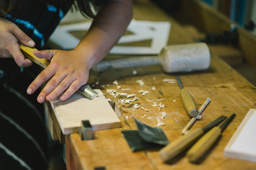 Hände arbeiten in Holzwerkstatt