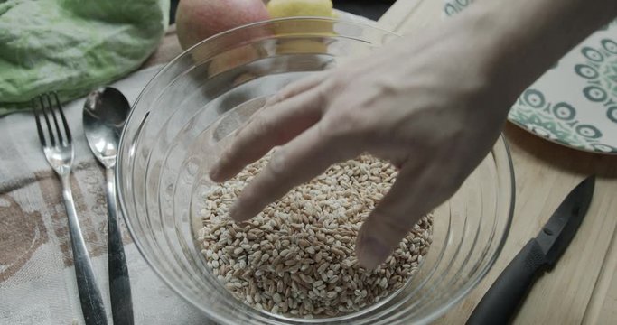  Spelled and barley in a bowl. 