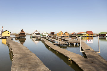 Fototapeta premium Ein See mit bunten häusern, schwebendes dorf in ungarn