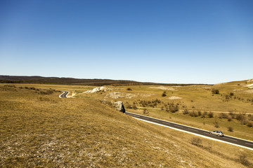 Obraz premium eine bundesstrasse führt durch die wüste in der sahara