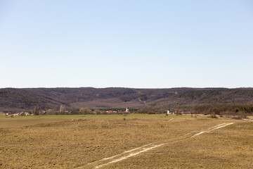 rurare umgebung mit einer landstrasse durch die wiese