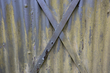 Detail einer alten Blechtür