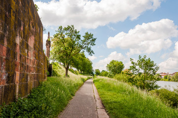 Trier, Mosel, Fluss, Moselufer, Uferweg, Moselschiffe, Radtour, Spazierweg, Römerbrücke, Moselbrücke, Brücke, Flussschifffahrt, Rheinland-Pfalz, Stadt, Altstadt, Frühling, Deutschland