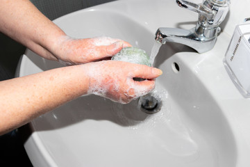 Gründliches Händewaschen gegen den Coronavirus