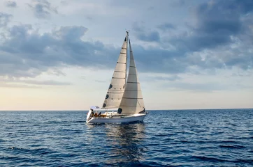 Rolgordijnen close-up sailboat sailing under a beautiful sunset © Image'in