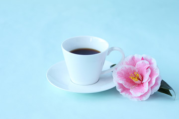 Fototapeta na wymiar ピンクの八重椿とコーヒー