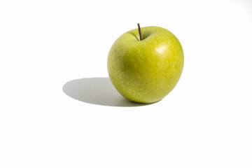 pomme granny sur fond blanc isolé