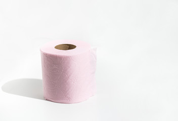 rouleau de papier toilette wc sur fond blanc