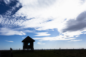 日本・北海道の多和平展望台、小屋のシルエット