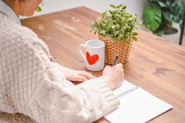 ノートにメモをとる女性